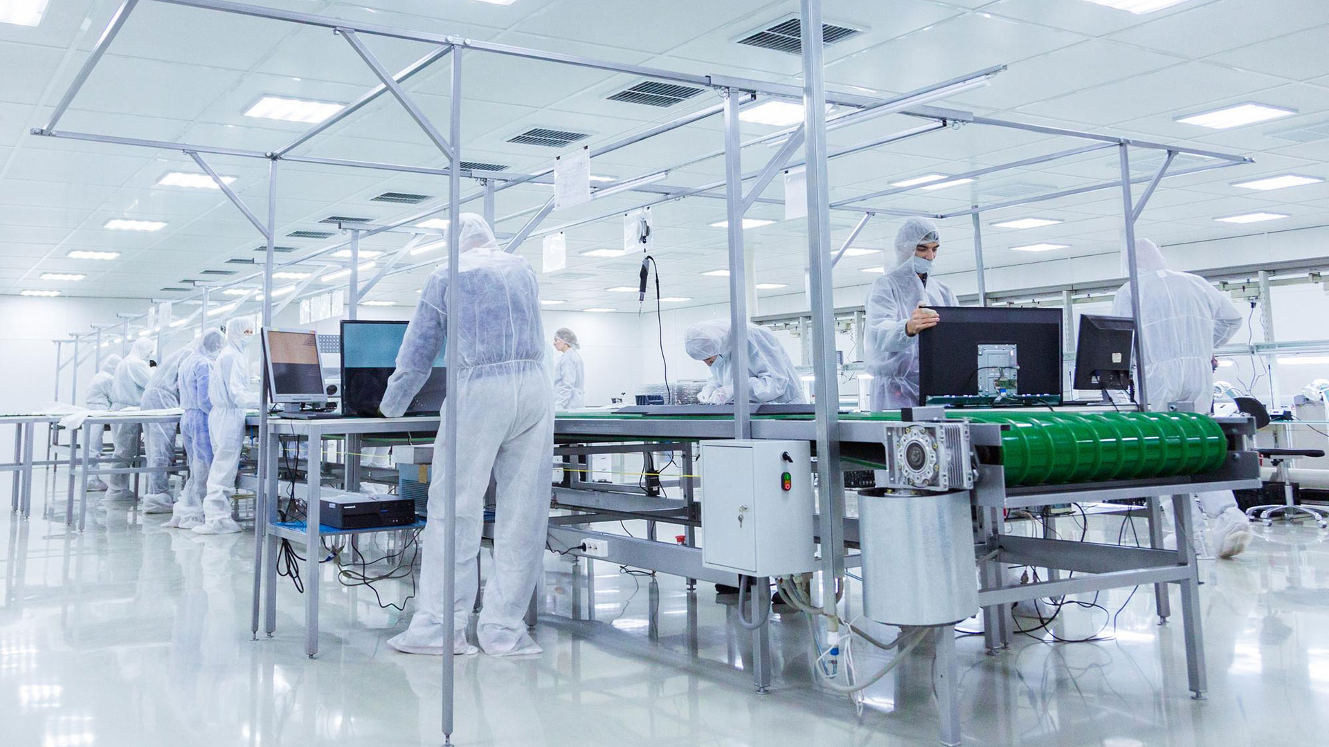 Badacze testują urządzenia w laboratorium