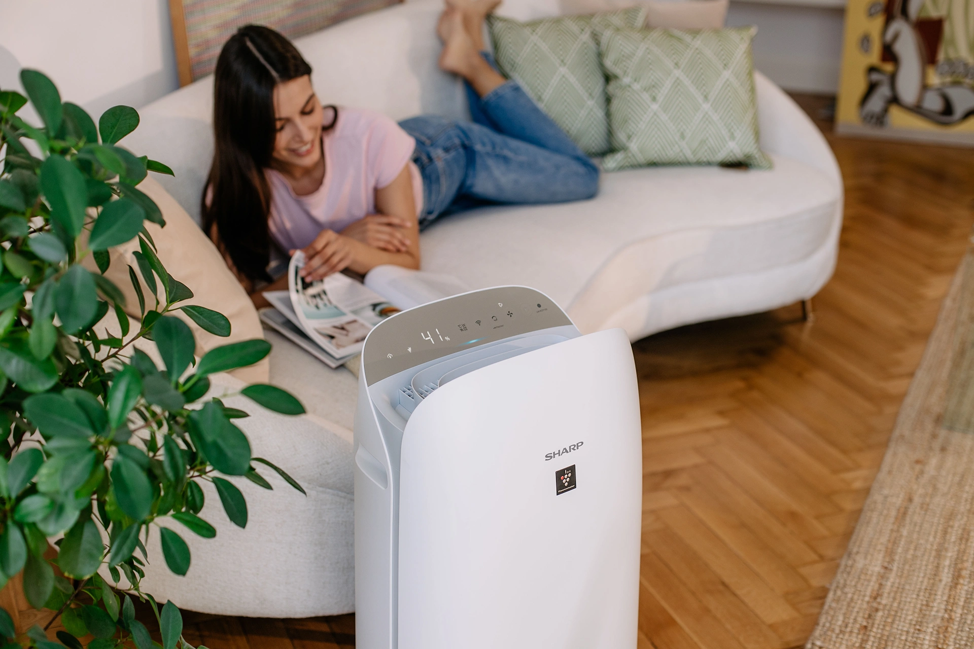 Sharp UA-KCP100E-W w salonie