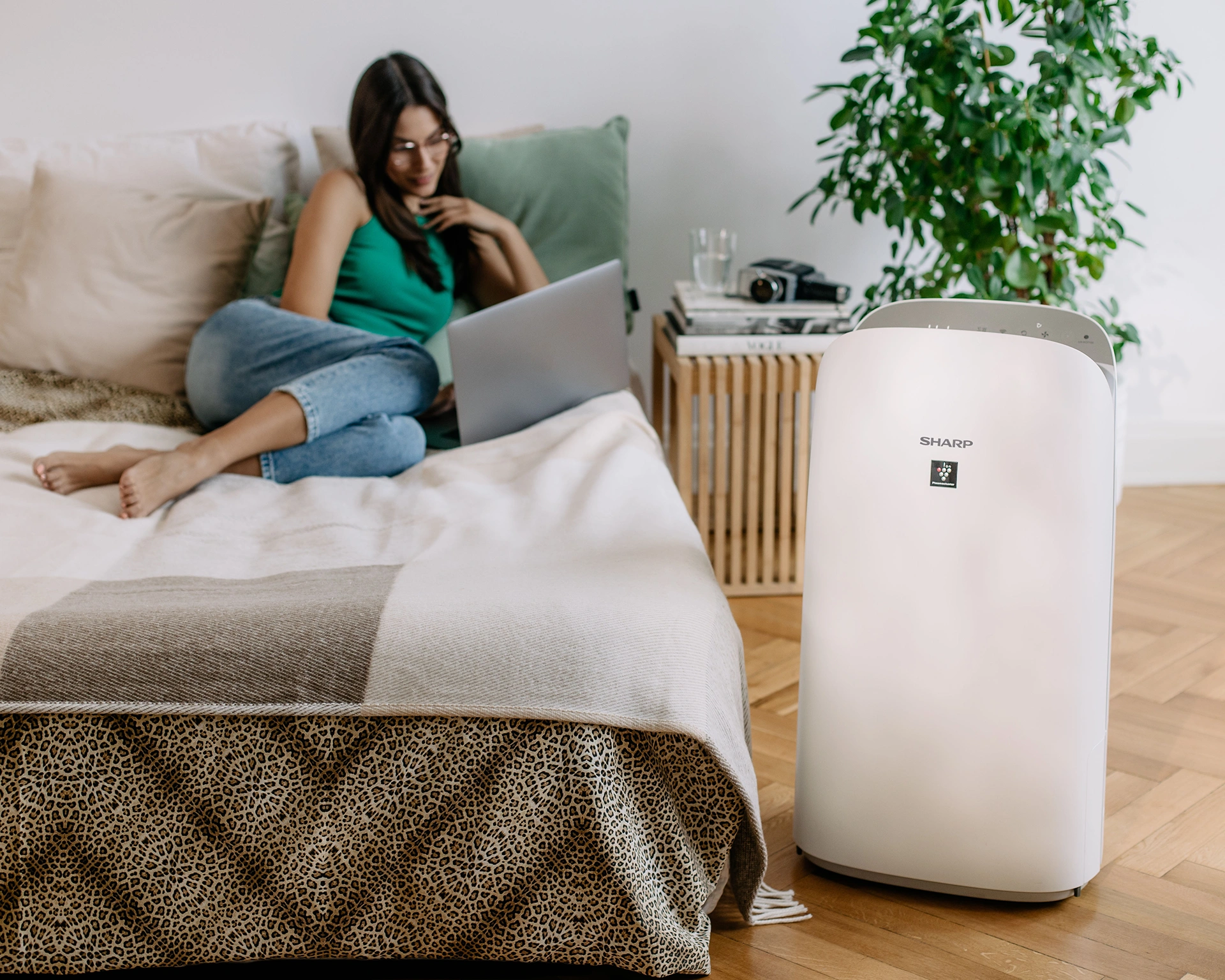 Oczyszczacz powietrza Sharp UA-KCP100E-W w stylowej sypialni może stać nawet obok łóżka ze względu na swoją cichą pracę